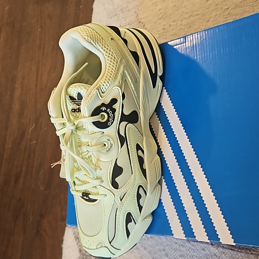 NWT Adidas Astir women 10.5